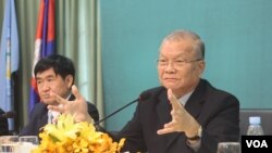 រូបភាព​ឯកសារ​៖ លោក ស៊ិក ប៊ុនហ៊ុក ប្រធាន​គណៈ​កម្មការ​រៀបចំ​ការ​បោះឆ្នោត គ.ជ.ប នៅ​ក្នុង​កិច្ច​ពិភាក្សា​មួយ​ទាក់ទង​នឹង​ការ​ចុះឈ្មោះ​បោះឆ្នោត ក្នុង​រាជធានី​ភ្នំពេញ​ កាល​ពី​ថ្ងៃ​ទី​៥​ ខែ​សីហា​ ឆ្នាំ​២០១៦។ (ហ៊ាន សុជាតា/VOA)