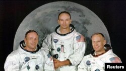 Astronot Apollo 11, Neil Armstrong, Michael Collins dan Edward "Buzz Aldrin berpose di file foto ini. (Foto: Reuters)