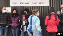 Warga Australia antre untuk menjalani tes Covid-19 di Royal Melbourne Hospital, Australia (foto: ilustrasi). 