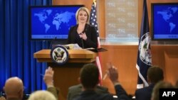 헤더 노어트 미국 국무부 대변인이 국무부 청사에서 정례브리핑을 하고 있다.