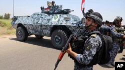 ប៉ូលីស​សហព័ន្ធ​អ៊ីរ៉ាក់ យាម​ល្បាត​សង្កាត់ Abu Ghraib ​​ខាង​ក្រៅ​​ទីក្រុង​បាដាក ថ្ងៃទី​២៨ ខែមិថុនា ​ឆ្នាំ​២០១៤។