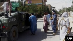 ក្រុម​សន្តិសុខ​អាហ្វហ្គានីស្ថាន ឈរ​យាម​តាម​បណ្តោយ​ផ្លូវ​មួយ​ខណៈ​មាន​ការ​ប្រយុទ្ធ​គ្នា​រវាង​​កង​កម្លាំង​អាហ្វហ្គានីស្ថាន​និង​​តាលីបង់​នៅ​ទី​ក្រុង Qala-i- Naw ទី​រួម​ខេត្ត Badghis កាល​ពី​ថ្ងៃ​ទី​៧ ខែ​កក្កដា ឆ្នាំ​២០២១។