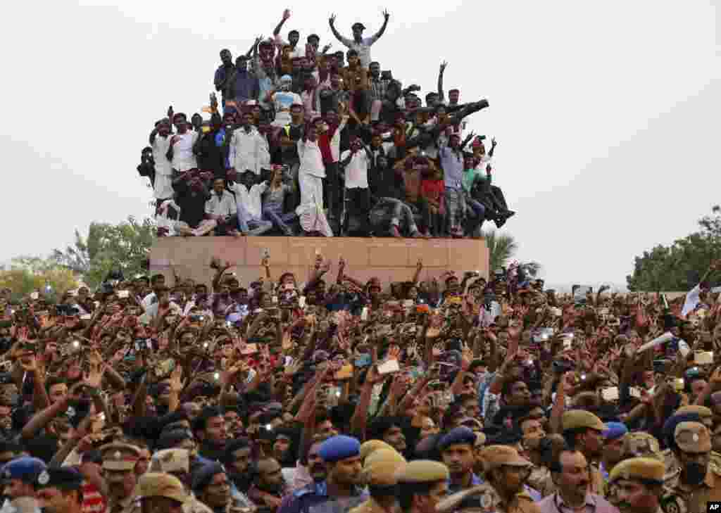 Supporters of India&#39;s popular politician and former film actress Jayaram Jayalalithaa react as they watch the casket carrying her body pass in a funeral procession in Chennai. Jayalalithaa, chief minister of Tamil Nadu state, died overnight following a heart attack a day earlier.