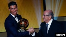 Cristiano Ronaldo recevant le ballon d'Or 2014 des mains de Sepp Blatter , Zurich le 12 janvier 2015