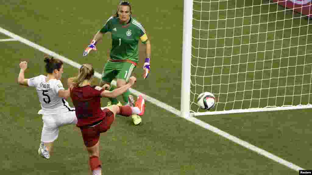 La défenseuse américaine Kelley O'Hara (5) marque contre la gardienne allemande Nadine Angerer (1) au cours de la deuxième moitié de la demi-finale de la Coupe du Monde/Dames 2015 de la FIFA au Stade olympique, le 30 juin 2015 à Montréal, Québec. Credit: 