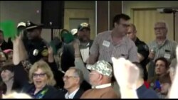 川普欢庆医保提案又开除科米 国会议员面临民众拷问