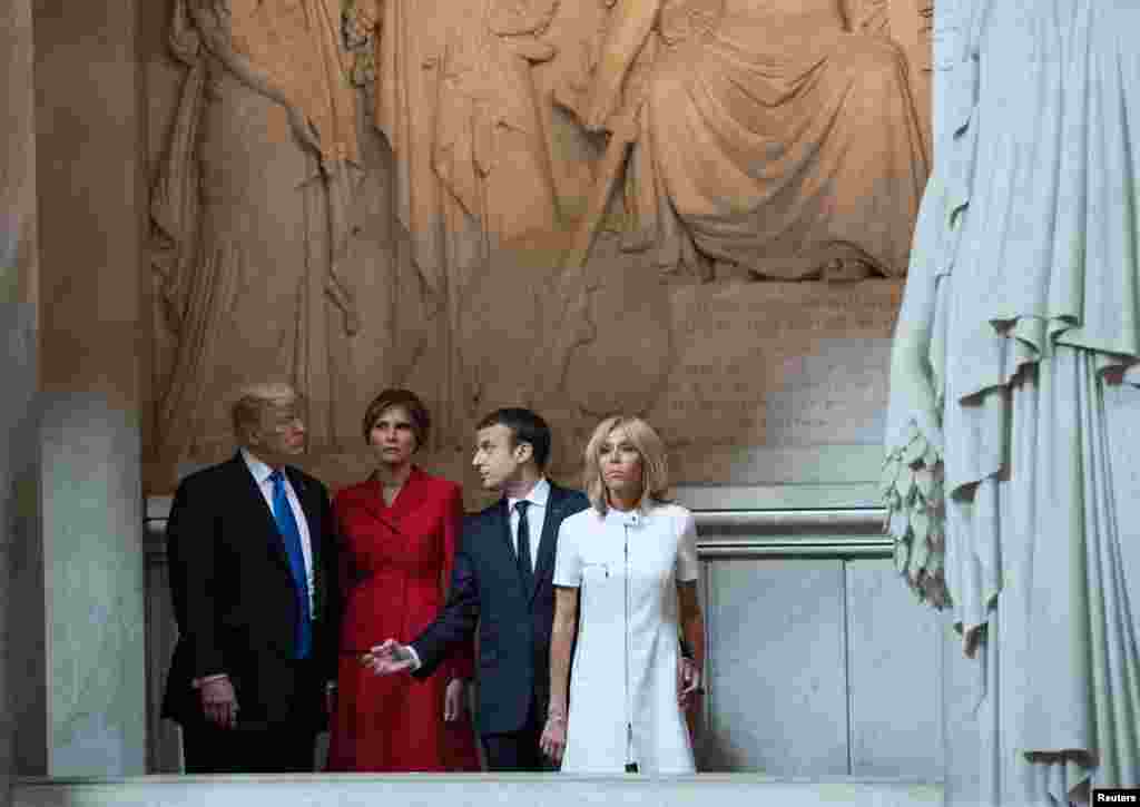 2017年7月14日，美国总统川普和夫人,法国总统马克龙和夫人，在巴黎参观拿破仑&middot;波拿巴的陵墓。
