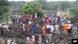 Des secouristes cherchent des survivants à Maputo, Mozambique,le 19 février 2018. 