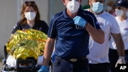 Radnici službe hitne pomoći prenose preživelog posle brodoloma u gradu Kalamata u Grčkoj, 14. juna 2023. (Foto: AP /Thanassis Stavrakis)