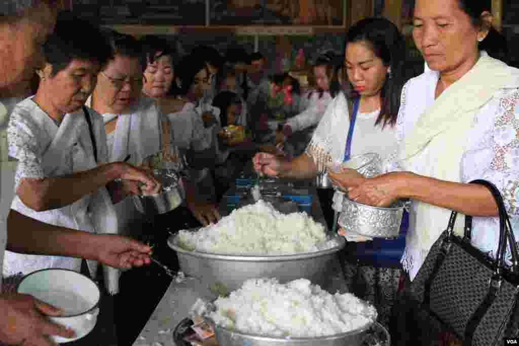 ប្រជាពលរដ្ឋ​​ខ្មែរ រាប់បាត្រនៅ​ថ្ងៃ​បុណ្យ​ចូលឆ្នាំខ្មែរ​ ក្នុង​វត្តមួយ​ជាយ​រាជធានី​ភ្នំពេញ កាលពី​ថ្ងៃទី១៤​ ខែមេសា​ ឆ្នាំ២០១៧។ (ហ៊ាន សុជាតា/VOA)
