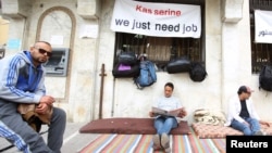 Sit-in de protestation de personnes diplômées sans emploi près du ministère de la Formation Professionnelle et de l'Emploi à Kasserine en Tunisie, le 1er avril 2016. (Photo REUTERS/Zoubeir Souissi)