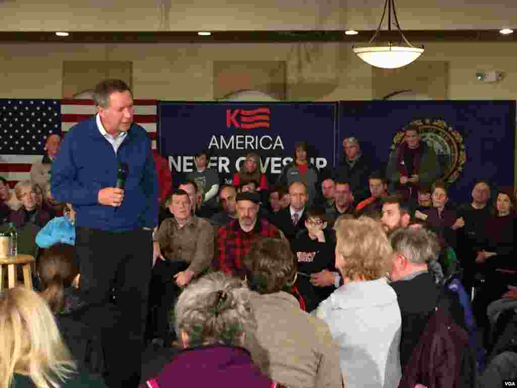 Gubernur Ohio John Kasich berbicara saat pertemuan terbuka, 8 Februari 2016. (Foto: K. Gypson / VOA)