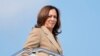 Wakil Presiden AS Kamala Harris saat hendak menaiki pesawat Air Force Two di Bandara Westfield-Barnes Regional di Massachusetts, pada 27 Juli 2024. (Foto: AP/Stephanie Scarbrough)