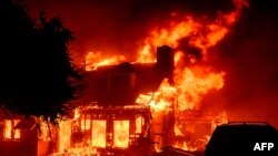 እአአ 2025 በካሊፎርኒያ ሎስ አንጀለስ አልታዴና አካባቢ አንድ በቃጠሎ የወደመ ቤት።