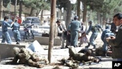 Serangan bom bunuh diri di taman kota Maimanah, sebelah utara Kabul, menewaskan sedikitnya 13 orang termasuk 3 tentara NATO (4/4).