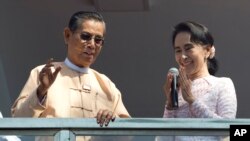 Pemimpin partai oposisi National League for Democracy (NLD), Aung San Suu Kyi (kanan), memberikan pidato didampingi pengurus partainya, Tin Oo dari balkon kantor pusat partai NLD di Yangon, Myanmar, Senin (9/11).
