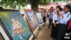 អ្នកមកទស្សនាថតរូបគំនូរដែលទទួលបានពានរង្វាន់នៅក្នុងពិធីតាំងពិពណ៌ស្នាដៃសិល្បៈខ្មែរ និងការចែកពានរង្វាន់គំនូររឿងរាមកេរ្តិ៍ នៅថ្ងៃព្រហស្បតិ៍ ទី៣ ខែវិច្ឆិកា ឆ្នាំ២០១៦ រាជធានីភ្នំពេញ។