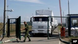 200 ta yuk mashinasidan iborat karvon chegarada bir necha kun turib, Ukraina rasmiylari gumanitar mahsulotni tekshiruvdan o’tkazishini kutgan. 