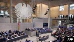 "Ular Germaniyada parlament roli qanday ekanini ko’rdi. Hech kim mintaqa davlatlariga bu modelni tanlang, u eng yaxshi demokratik model deyayotgani yo’q. Lekin Bundestag xavfsizlik sektorini nazorat qilish bobida namuna bo’la oladigan, effektiv ishlaydiga