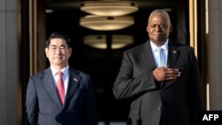 미국의 로이드 오스틴 국방장관과 한국의 김용현 국방장관이 30일 워싱턴에서 열린 미한 안보협의회의에 앞서 자리를 함께했다.