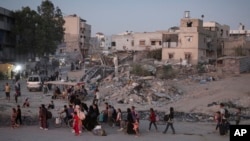 Palestinci rasljeni usled izraelskih vazdušnih udara i kopnene ofanzive u Pojasu Gaze beže iz deova Kan Junisa sledeći izraelske naloge za evakuaciju, 1. jula 2024.