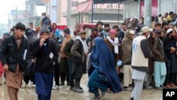 지난 18일 아프가니스탄 풀레알람에서 세계식량계획의 구호식량을 받기 위해 기다리는 사람들.