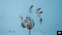 تصویر یک دست خون‌آلود روی دیوار پناهگاهی در یکی از کیبوتزهای اسرائیلی در نزدیکی نوار غزه - آرشیو
