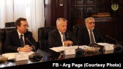 جان سولیوان (در وسط) امروز با رئیس جمهور غنی و سایر مقامات بلندرتبۀ افغان دیدار کرد