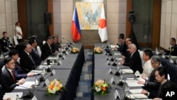 ລັດຖະມົນຕີກະຊວງປ້ອງກັນປະເທດຍີ່ປຸ່ນ ທ່ານ ເຈັນ ນາກາຕານິ, ຄົນທີ 5 ຈາກຂວາ, ໂອ້ລົມກັບລັດຖະມົນຕີການຕ່າງປະເທດຟີລິບປິນ ທ່ານ ກີລເບີໂຕ ເຕໂອໂດໂຣ ໃນລະຫວ່າງການປະຊຸມໃນເມືອງ ມາກາຕີ, ປະເທດຟີລິບປິນ, ວັນຈັນ ທີ 24 ກຸມພາ 2025. (AP Photo/Aaron Favila)