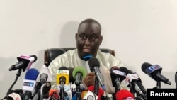 Aliou Sall, frère du président sénégalais Macky Sall, prend la parole lors d'une conférence de presse à Dakar, au Sénégal, le 3 juin 2019.