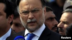 Menteri Dalam Negeri Pakistan Ahsan Iqbal berbicara kepada media di Islamabad, Pakistan, 2 Oktober 2017. 