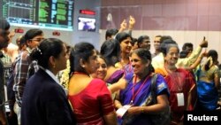 Para ilmuwan dan insinyur Organisasi Riset Antariksa India (ISRO) di Bangalore bersorak setelah pengorbit Mars negara itu berhasil memasuki orbit planet merah tersebut (24/9). 