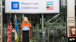 AQSh Davlat kotibasi Xillari Klinton "General Motors" zavodidan turib, Markaziy Osiyo Texnologiya Biznes Dasturini e'lon qildi, 23-oktabr 2011