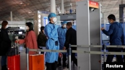 医护人员在检测进入北京机场的旅客的体温。（2020年11月5日）