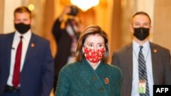 낸시 펠로시(가운데) 미 하원의장이 28일 의사당 내 사무실로 향하고 있다.