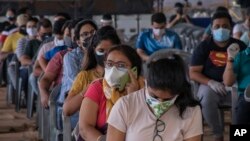 Generasi muda India menunggu untuk divaksinasi COVID-19 di Radha Soami Satsang Ground di New Delhi, India, 5 Mei 2021. (Foto: AP)
