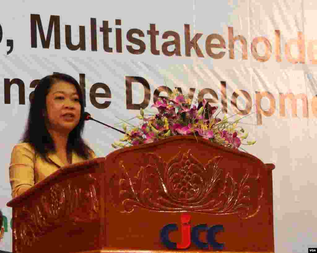 Dr. Oum Ravy, Vice-Rector of Royal University of Phnom Penh gives a welcome remark at the forum. (Nov Povleakhena/VOA Khmer)