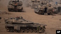 Sejumlah tank Israel tampak di area pementasan dekat perbatasan Israel-Gaza di Israel selatan, Senin, 3 Juni 2024. (Foto: AP)