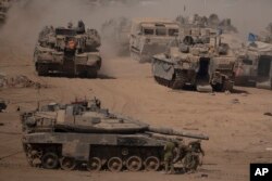 Arhiva - Izraelski tenkovi i oklopna vozila na mestu okupljanja u blizini granice Izraela i Pojasa Gaze, u južnom Izraelu, 3. juna 2024.