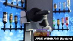 Coke yang telah dilayani oleh lengan robot terlihat di Barney Cocktail Bar perusahaan Swiss F&P Robotics di Zurich, Swiss, 16 April 2021, sebagai ilustrasi. (Foto: REUTERS/Arnd Wiegmann)