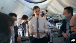 재러드 쿠슈너 백악관 선임보좌관(중앙)이 22일 메이어 벤-샤밧 이스라엘 국가안보보좌관이 이끄는 대표단과 함께 이스라엘 텔아비브에서 출발한 모로코행 여객기 안에서 기자들에게 발언하고 있다. 