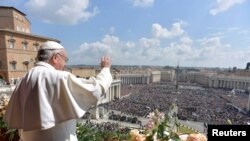 Le pape François salue la foule lors de son message "Urbi et Orbi" au Vatican, le 16 avril 2017.Orbi" (to the city and the world) message from the balcony overlooking St. Peter's Square at the Vatican April 16, 2017. (Osservatore Romano/Handout via REUTERS)