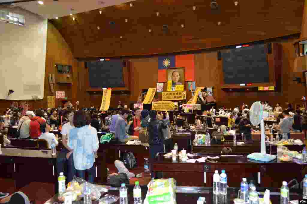 Students protesting a China-Taiwan trade pact barricade themselves in legislature in Taipei, March 20, 2014. (Xiaobei Zhang/VOA)