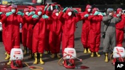 인도네시아 자카르타에서 소방대원들이 방역작업 준비를 하고 있다. 