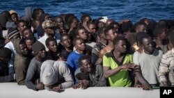 Des migrants attendent de monter à bord du MV Aquarius, après que 193 personnes et deux cadavres ont été retrouvés dans les eaux internationales en Méditerranée à environ 22 miles au nord de Sabrata, en Libye, 13 janvier 2017. 