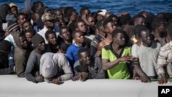 Des migrants attendent les secours, près des côtés libyennes, le 13 janvier 2017.