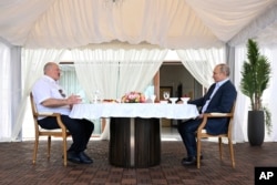 블라디미르 푸틴(오른쪽) 러시아 대통령과 알렉산드르 루카셴코 벨라루스 대통령이 지난 9일 러시아 휴양도시 소치에서 회동하고 있다. (자료사진)