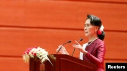 Pemimpin de-facto Myanmar Aung San Suu Kyi tiba untuk memberikan pidato kenegaraan mengenai situasi Rakhine dan Rohingya di Naypyitaw, Myanmar, 19 September 2017.