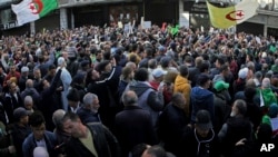 Des manifestantd dans la rue à Alger pour protester contre le gouvernement, pour le 50e vendredi consécutif, en Algérie, vendredi 31 janvier 2020. (AP Photo / Fateh Guidoum)