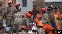 Ante San Lazaro presentan las mascotas los pobladores de la localidad.